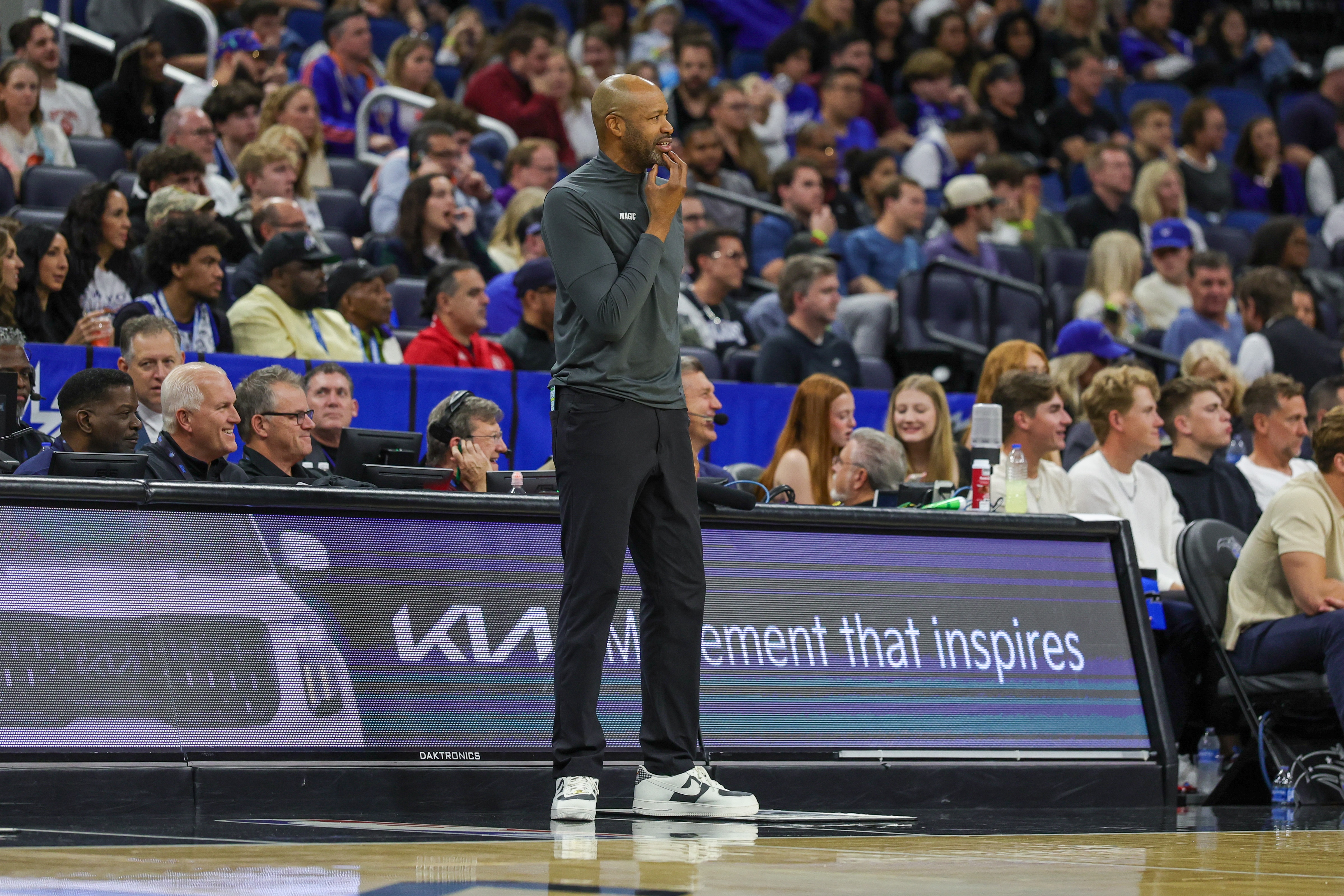 連續(xù)惜敗后莫斯利寄語(yǔ)球隊(duì):這是一種困境 我們必須努力擺脫